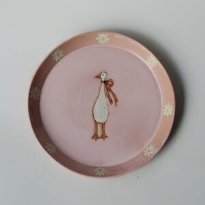 Talerz obiadowy z gąską i stokrotkami – ręcznie malowany