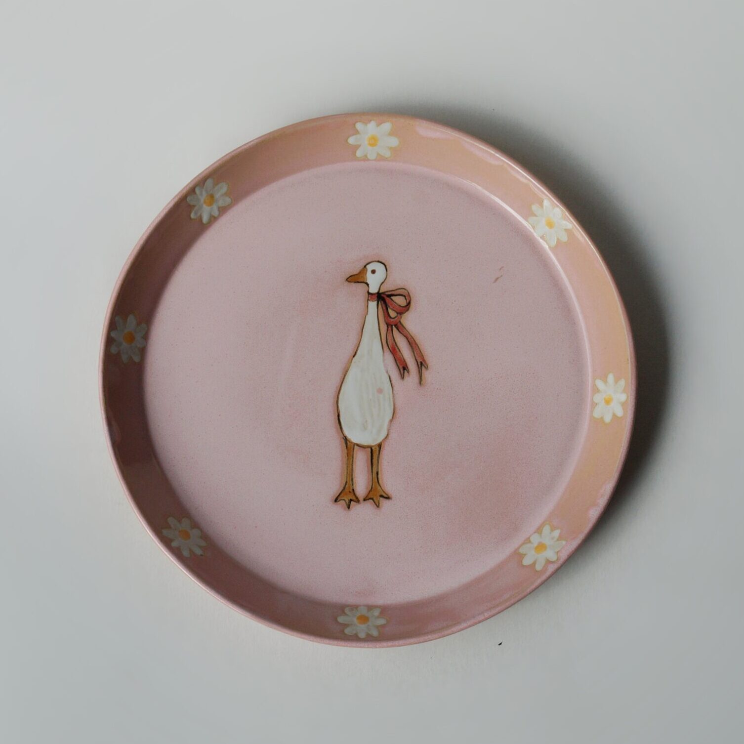 Talerz obiadowy z gąską i stokrotkami – ręcznie malowany